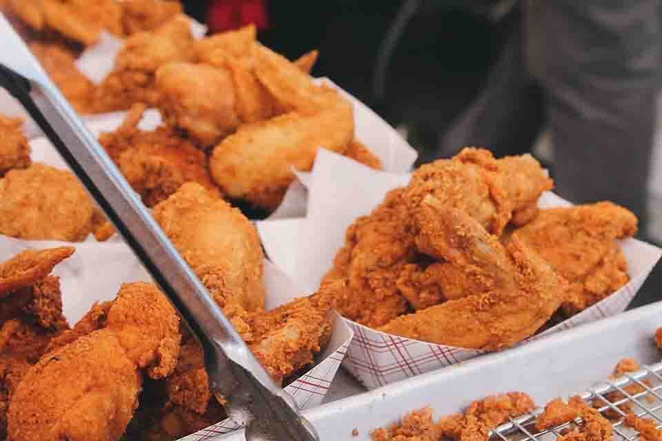 Many American dishes are deep-fried.