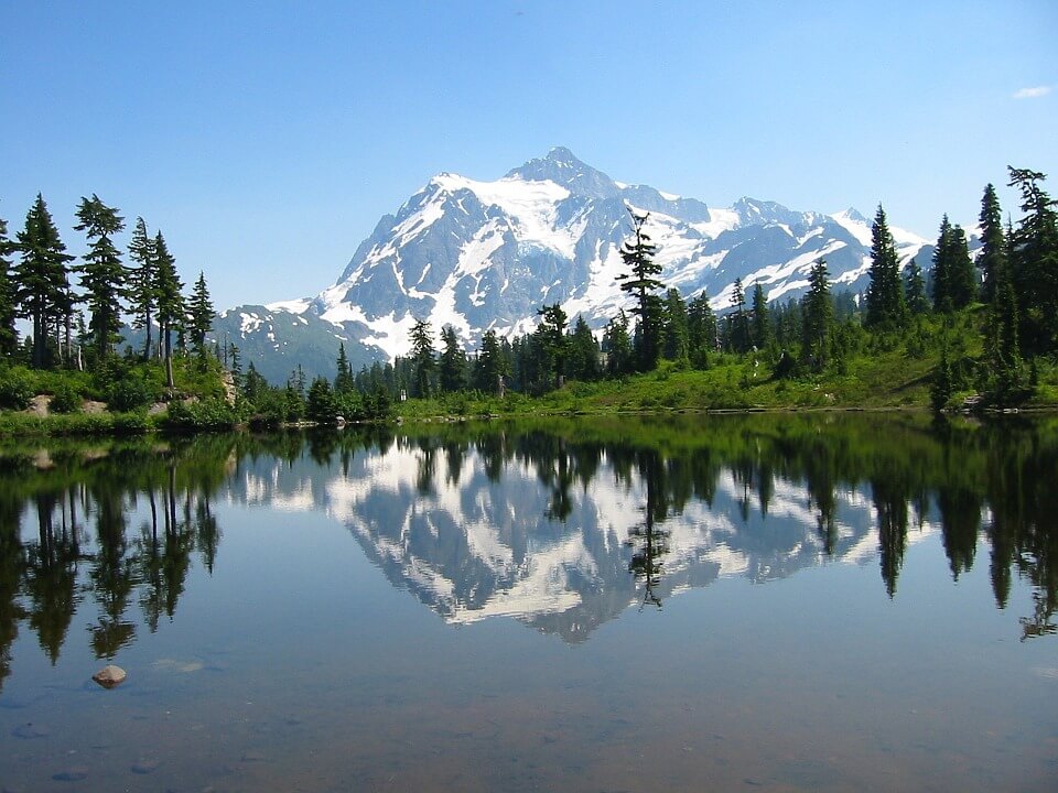 Lake Washington is the perfect getaway for relaxation and beautiful scenery.