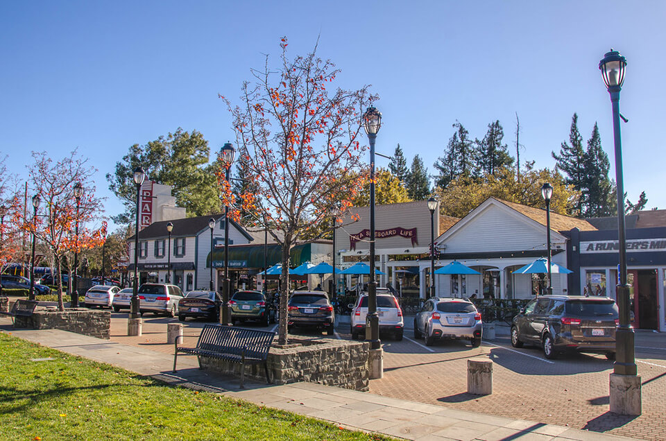 Pick Lafayette if you want to reside in a quiet Oakland neighborhood