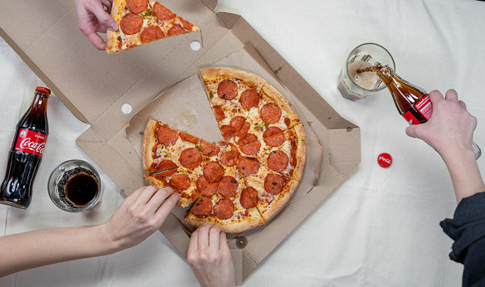 Moving company professionals eating pizza