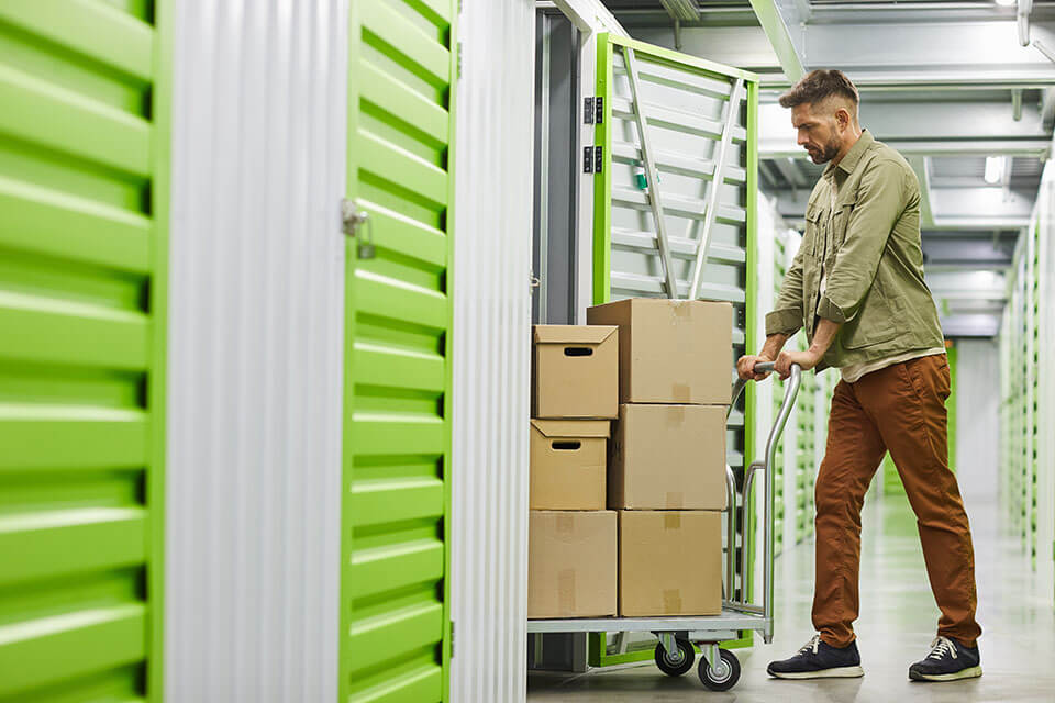 A mover hired through a moving company app places things in storage