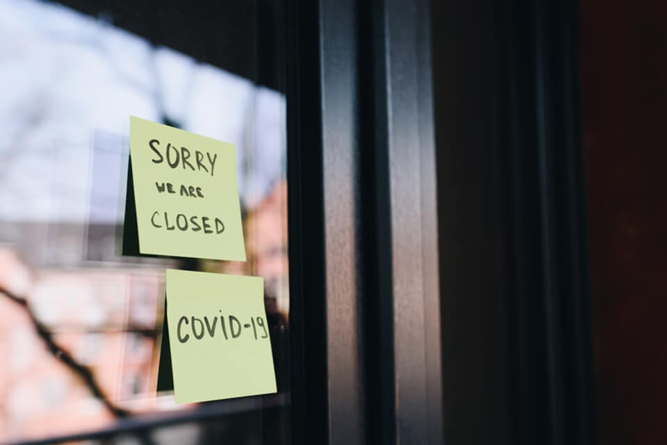 Post-it notes that say the shop is closed